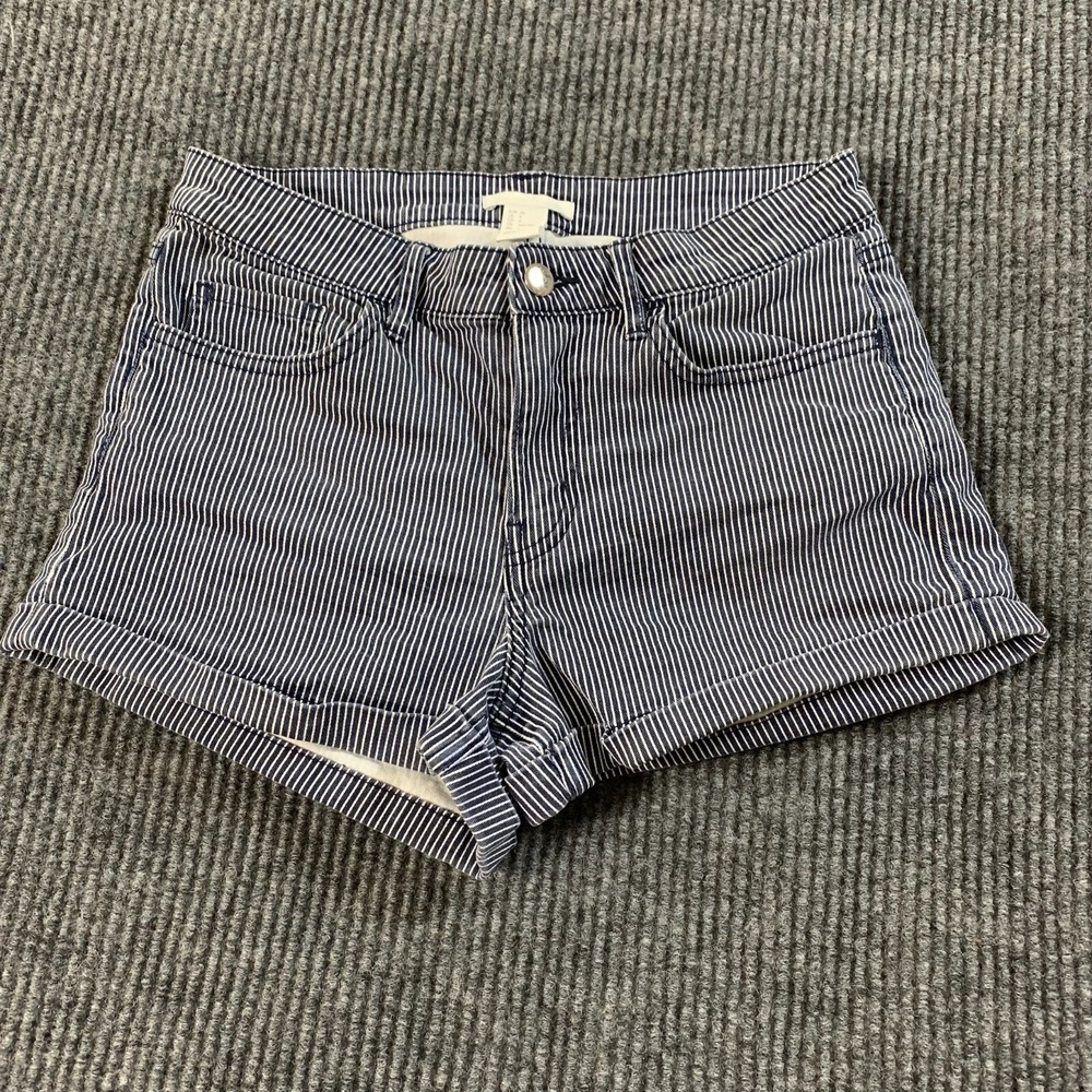 HM Shorts Womens 4 Blue Pin Striped Cotton Blend Stretch Summer Beach 26x2